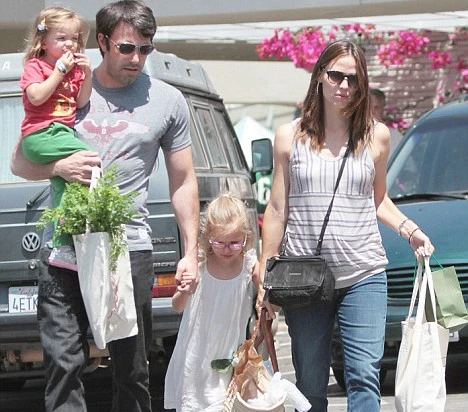 Jennifer Garner và Ben Affleck chuẩn bị đón một bé trai