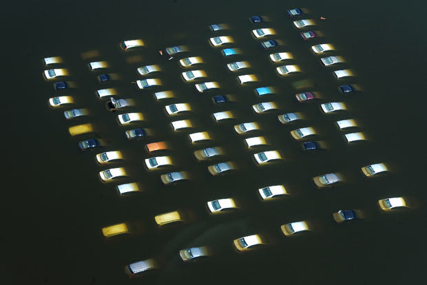 Những hình ảnh ấn tượng trong tuần ảnh 6 Cars are submerged in floodwaters at a Honda car factory in Ayutthaya, north of Bangkok, Thailand