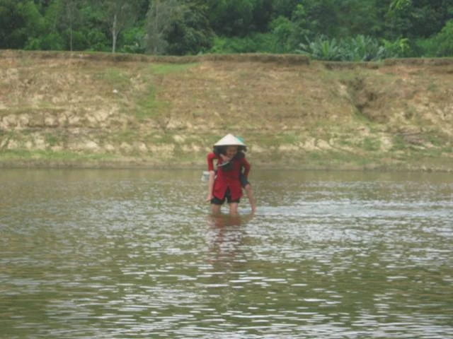 Đắng lòng cụ già cõng cháu lội sông đến trường