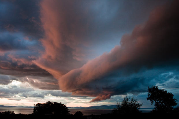 Những hình ảnh ấn tượng trong tuần ảnh 3 This cloud formation, looking like a huge eagle soaring through the sky, appeared above Cumbria. Two massive wings on either side of a central body and head give the impression the bird is swooping down over the coast of Maryport. Ally McGurk took the photo from her back window after her partner, Steve, noticed the formation. She said: