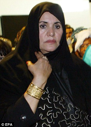 Con gái Gaddafi đã gọi điện cho cha mình khi ông bị bắt ảnh 1 Gaddafi’s widow, Safia, left, has called for the UN to launch an inquiry into her husband’s death. His daughter, Ayesha, right, called her father’s mobile phone but it was answered by rebels Read more: http://www.dailymail.co.uk/news/article-2051958/Gaddafi-dead-video-Widow-demands-UN-inquiry-husbands-killing.html#ixzz1bTFPziAF