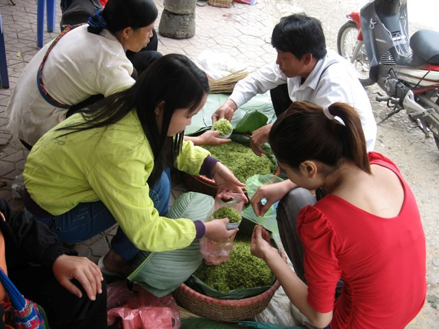 Món cốm nếp luôn thu hút nữ du khách.
