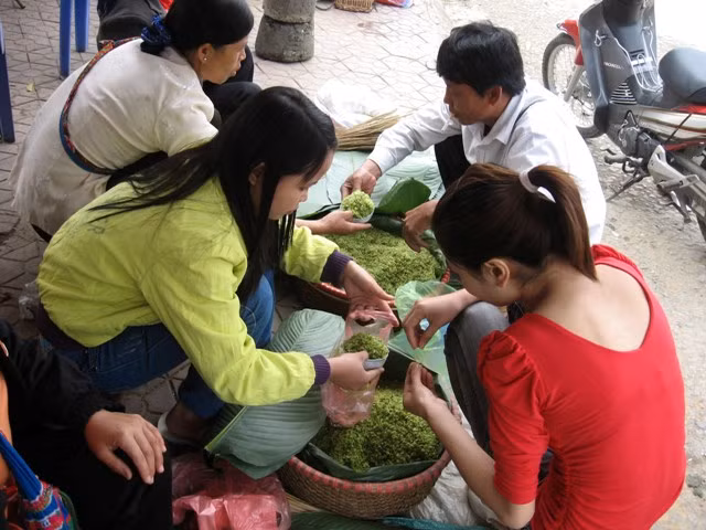 Món cốm nếp luôn thu hút nữ du khách.