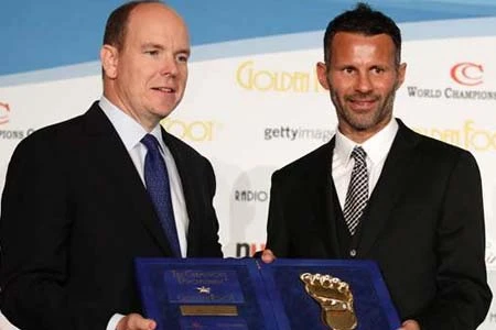 Ryan Giggs đoạt giải bàn chân vàng 2011