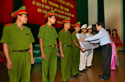 Chủ tịch nước tặng quà động viên một số chiến sĩ Trại giam Phú Sơn 4 có hoàn cảnh khó khăn nhưng luôn hoàn thành xuất sắc nhiệm vụ được giao hhj