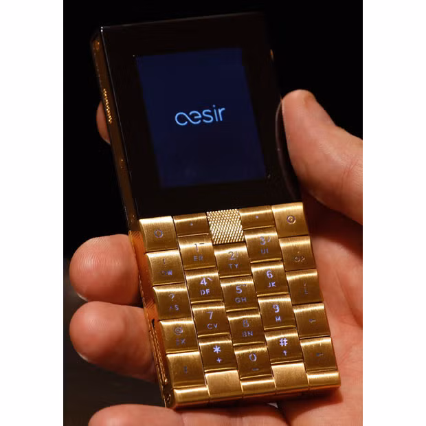 Những hình ảnh ấn tượng tuần qua ảnh 7 A mobile phone with a price tag of HK$462,000 (£37,800) is shown at a luxury goods department store in Hong Kong. The phone, designed by industrial designer Yves Behar and released by Danish luxury product company Aesir, does not have the modern technological features commonly found in mobile phones such as a camera, games, GPS navigation, or email and Internet access. What it comes with, however, is an 18-carat gold body.