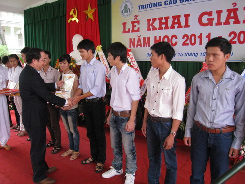 TS. Võ Như Tiến trao giấy khen và phần thưởng cho những HS-SV đạt kết quả cao trong học tập năm hoc 2010-2011. TS. Võ Như Tiến trao giấy khen và phần thưởng cho những HS-SV đạt kết quả cao trong học tập năm hoc 2010-2011.