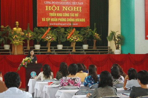 Truyền thông về phòng chống HIV/AIDS cho cán bộ CĐGD