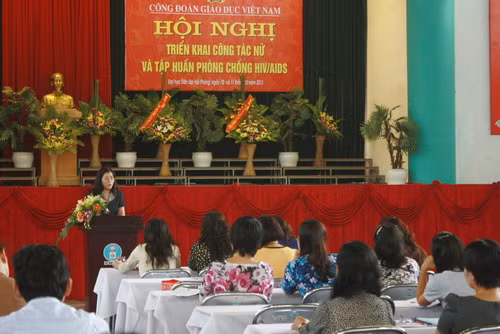 Truyền thông về phòng chống HIV/AIDS cho cán bộ CĐGD
