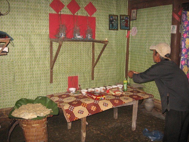 Nghi thức cũng tổ tiên trong lễ cơm mới.