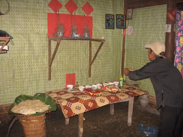 Nghi thức cũng tổ tiên trong lễ cơm mới.