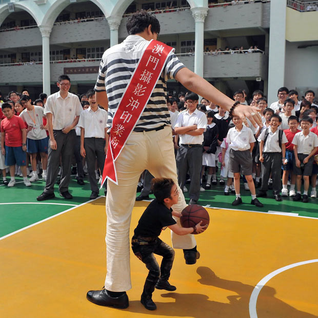 Những hình ảnh ấn tượng tuần qua ảnh 5 Asia’s tallest man and the shortest man in China play basketball at a school in Macao. Zhang Huan, who measures 2.38 metres (7ft9in), staged an exhibition match for pupils at Pui Ching School with Xu Guoyuan, who is 1.02 metres tall (3ft4in).