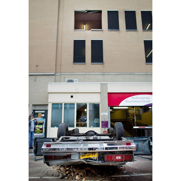 Những hình ảnh ấn tượng trong tuần ảnh 7 A 44-year old man was seriously injured after driving his car through the wall of a parking garage in Leiden, The Netherlands. The car fell from the third floor of the building and landed upside-down on the street below