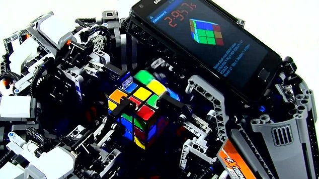 Xem robot xác lập kỷ lục về chơi rubik (video)