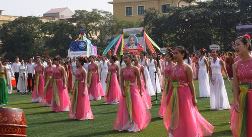 Văn nghệ chào mừng (Ảnh: gdtd.vn)