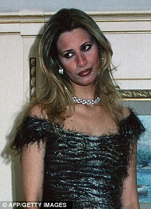 Con gái Gaddafi đã gọi điện cho cha mình khi ông bị bắt ảnh 2 Gaddafi’s widow, Safia, left, has called for the UN to launch an inquiry into her husband’s death. His daughter, Ayesha, right, called her father’s mobile phone but it was answered by rebels Read more: http://www.dailymail.co.uk/news/article-2051958/Gaddafi-dead-video-Widow-demands-UN-inquiry-husbands-killing.html#ixzz1bTFPziAF