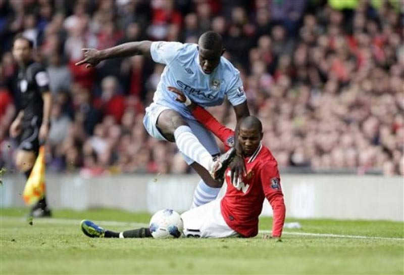 Đội hình tiêu biểu vòng 9 Premier League: Vòng đấu của Man City ảnh 1 Micah Richards đã khóa chặt được Ashley Young