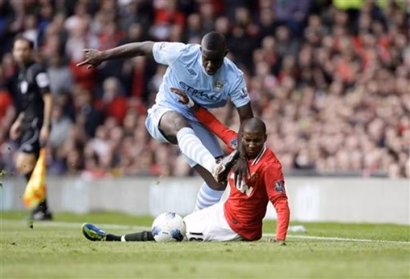 Micah Richards đã khóa chặt được Ashley Young 