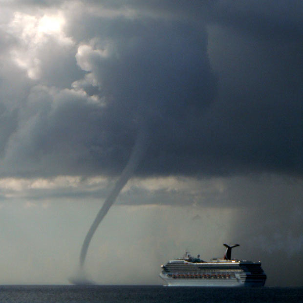 Những hình ảnh ấn tượng trong tuần ảnh 3 Telegraph reader Yael Shechter Kilbride spotted this waterspout in Grand Cayman, Cayman Islands. Yael says the cruise ship sailed right to it and once it got there the water sprout evaporated. If you have a photograph you’d like us to consider for a picture gallery, please email it to mypic@telegraph.co.uk, supplying a little info on where and how the picture was taken.