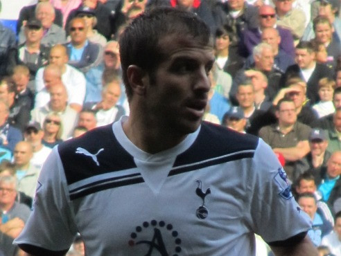 Đội hình tiêu biểu vòng 9 Premier League: Vòng đấu của Man City ảnh 3 Rafael Van der Vaart luôn cho thấy vai trò thủ lĩnh của mình