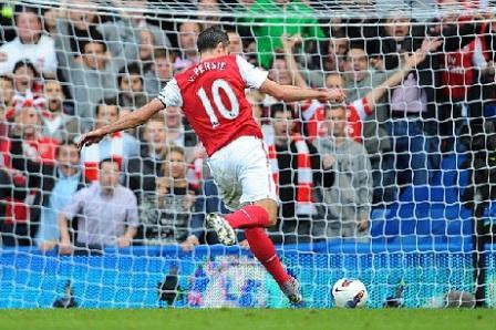 Bàn thắng ấn định chiến thắng của Van Persie Bàn thắng ấn định chiến thắng của Van Persie