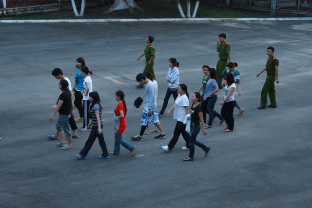 Cảnh sát bảo vệ áp gải nhóm tội phạm công nghệ cao ở Bình Dương về nhà tạm giữ