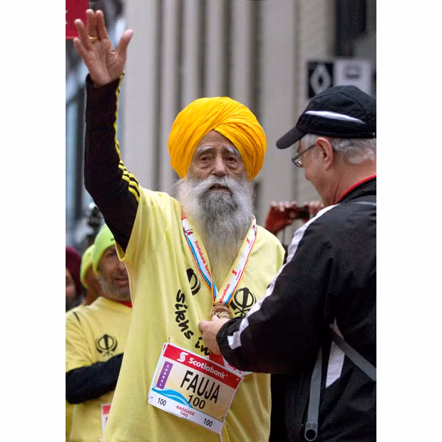 Những hình ảnh ấn tượng tuần qua ảnh 6 Fauja Singh, aged 100, receives a finishing medal after crossing the line in the Toronto Waterfront Marathon. He is believed to be the first centenarian to complete a marathon.