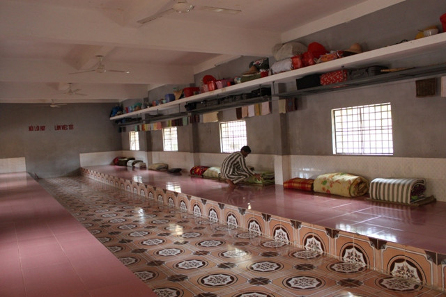 Quang cảnh buông giam lạnh lẽo