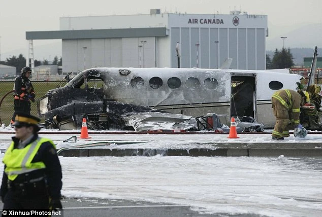 Canada: Máy bay hành khách lao xuống đường bốc cháy (video)