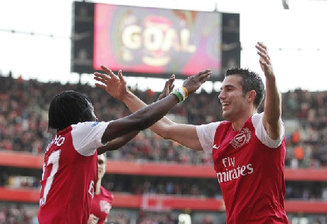 Robin van Persie lập hat-trick dành tặng Arsene Wenger
