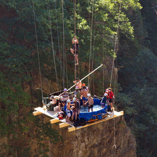 Những hình ảnh ấn tượng trong tuần ảnh 2 A group of adrenaline junkies suspend themselves 150 metres from the ground in a jacuzzi, while hanging from the New Gueuroz Bridge in Switzerland