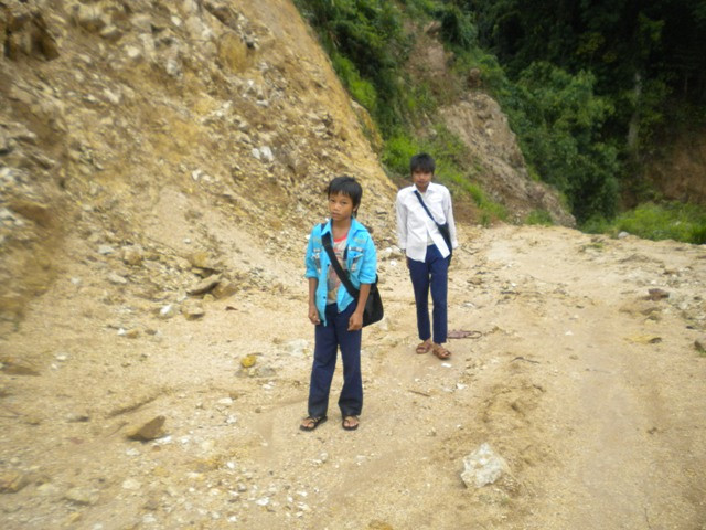 Học sinh trường THCS Trà Linh đi học