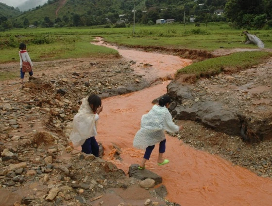 Kon Tum: Hiểm nguy con đường đến trường