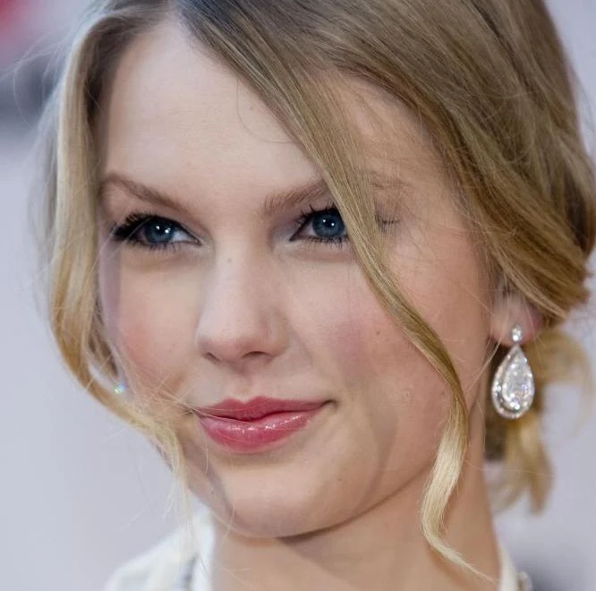 Taylor Swift được vinh danh là &quot;Nữ ca sĩ của năm&quot;