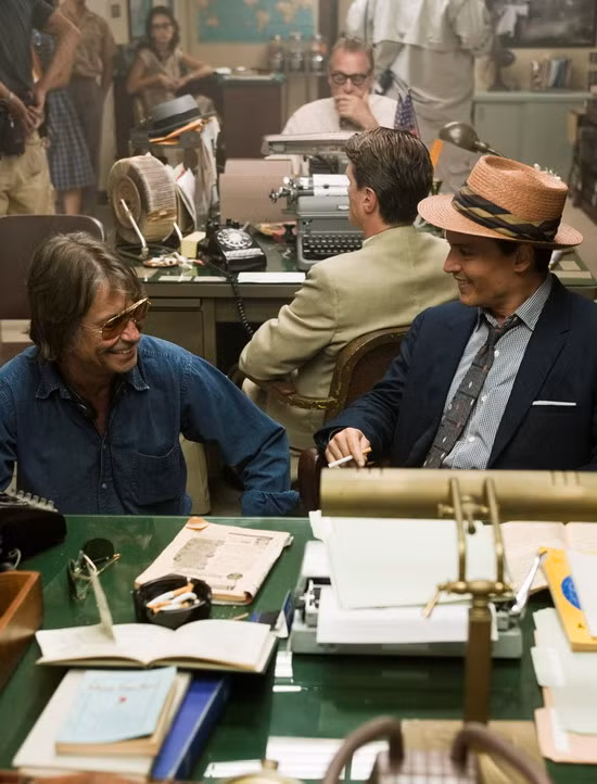 Tiết lộ những hình ảnh mới nhất của Johnny Depp trong "The Rum Diary" ảnh 5