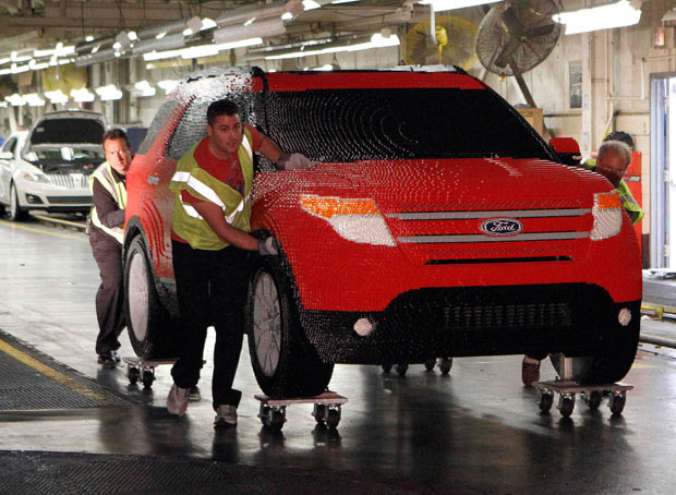 Những hình ảnh ấn tượng trong tuần ảnh 6 Workers from Ford’s Chicago Assembly Plant push a full-size Ford Explorer made with more than 380,000 Lego blocks, at Ford’s Chicago Assembly Plant