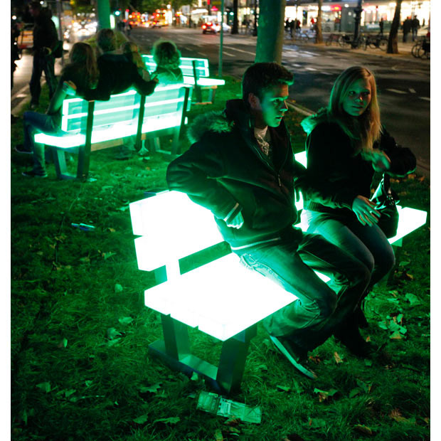 Những hình ảnh ấn tượng trong tuần ảnh 2 People sit on illuminated benches at the Kurfuerstendamm Boulevard during the Festival of Lights in Berlin