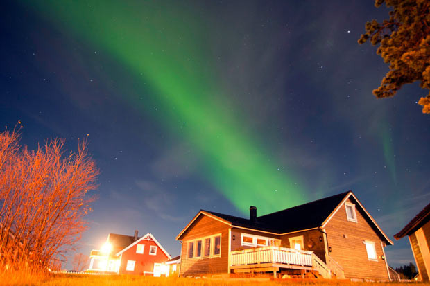 Những hình ảnh ấn tượng trong tuần ảnh 1 The northern lights (aurora borealis) are seen over a house in Alta, Northern Norway