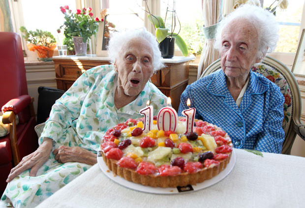 Những hình ảnh ấn tượng trong tuần ảnh 8 Marie (left) and Gabrielle Vaudremer, 101-year-old Belgian twins, celebrate their birthday at the Chateau Sous-Bois retirement home in Spa. They were born in 1910 and are the world’s oldest pair of twin sisters, according to Guinness World Records.