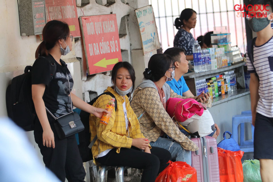 Sau khi xuống xe nhiều người không vội ra về mà ngồi ngay trong khu vực chờ để nghỉ ngơi.