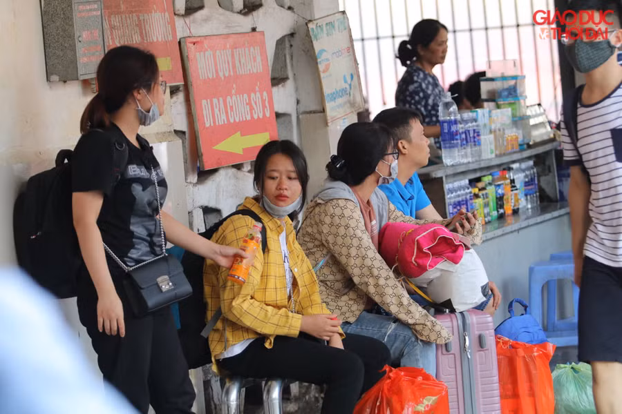Sau khi xuống xe nhiều người không vội ra về mà ngồi ngay trong khu vực chờ để nghỉ ngơi.