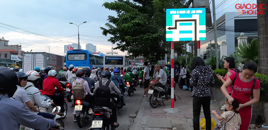 Tại khu vực bến xe Nước Ngầm, lượng phương tiện dồn về rất đông, tại khu vực cửa bến có tình trạng ùn ứ xẩy ra.