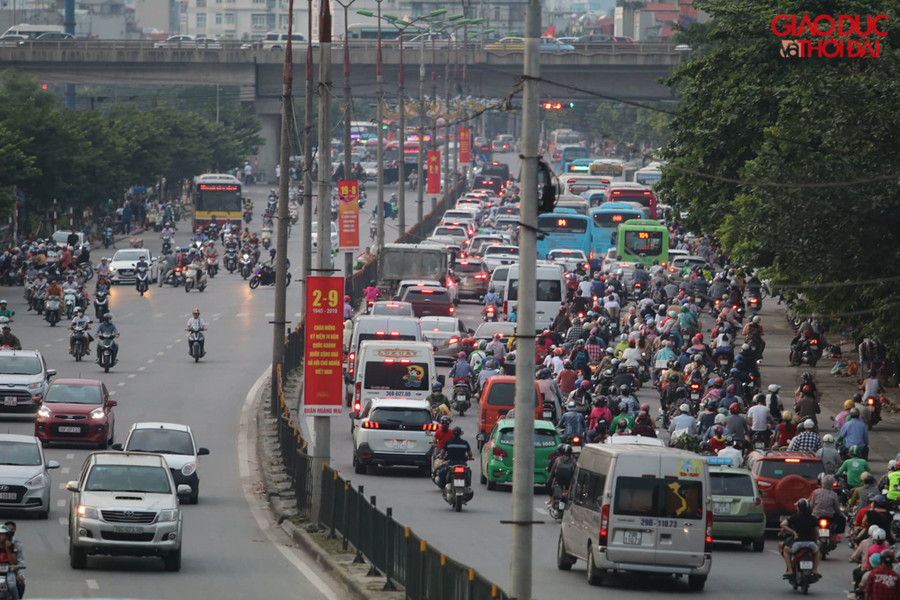 Dòng người dồn về hướng nội thành ngày càng đông hơn vào cuối giờ chiều.
