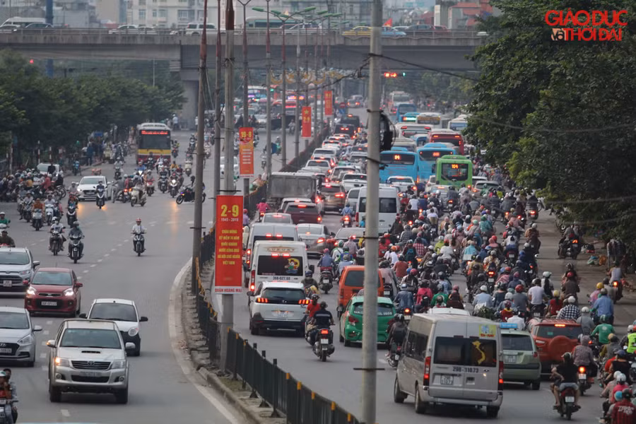Dòng người dồn về hướng nội thành ngày càng đông hơn vào cuối giờ chiều.