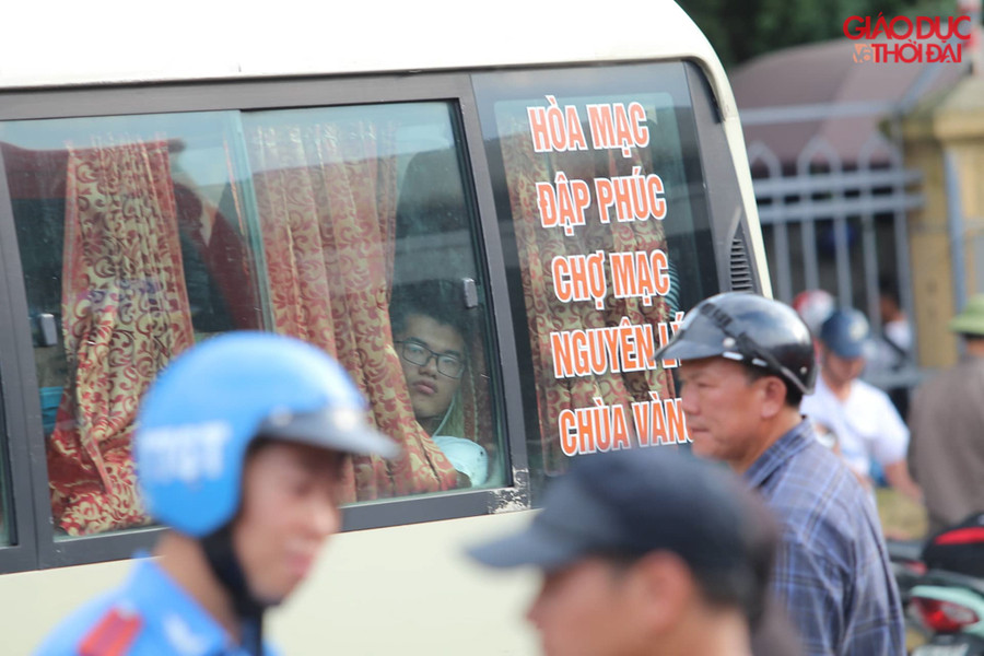 Phía bên ngoài, do phải đợi xe vào bến, nhiều hành khách không dấu được sự mệt mỏi.