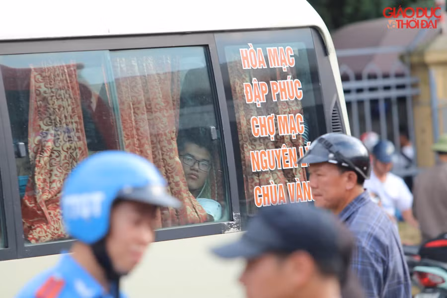 Phía bên ngoài, do phải đợi xe vào bến, nhiều hành khách không dấu được sự mệt mỏi.