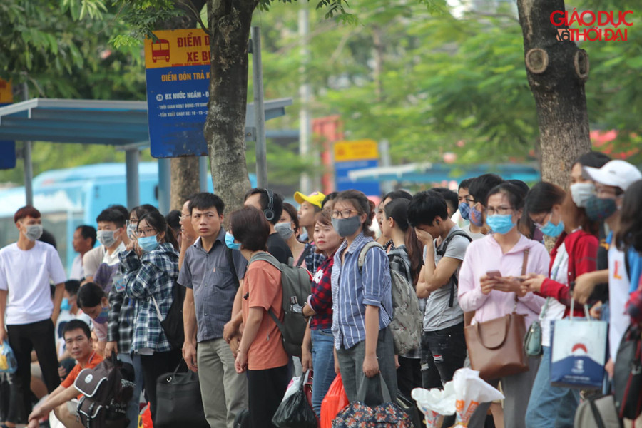 Điểm xe bus trong bến xe Giáp Bát rất đông người đợi.