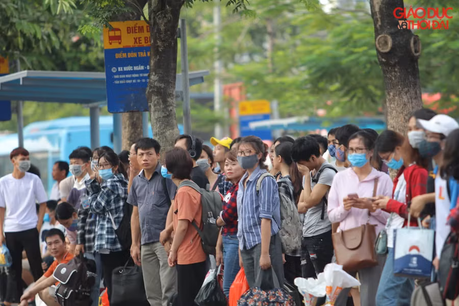 Điểm xe bus trong bến xe Giáp Bát rất đông người đợi.