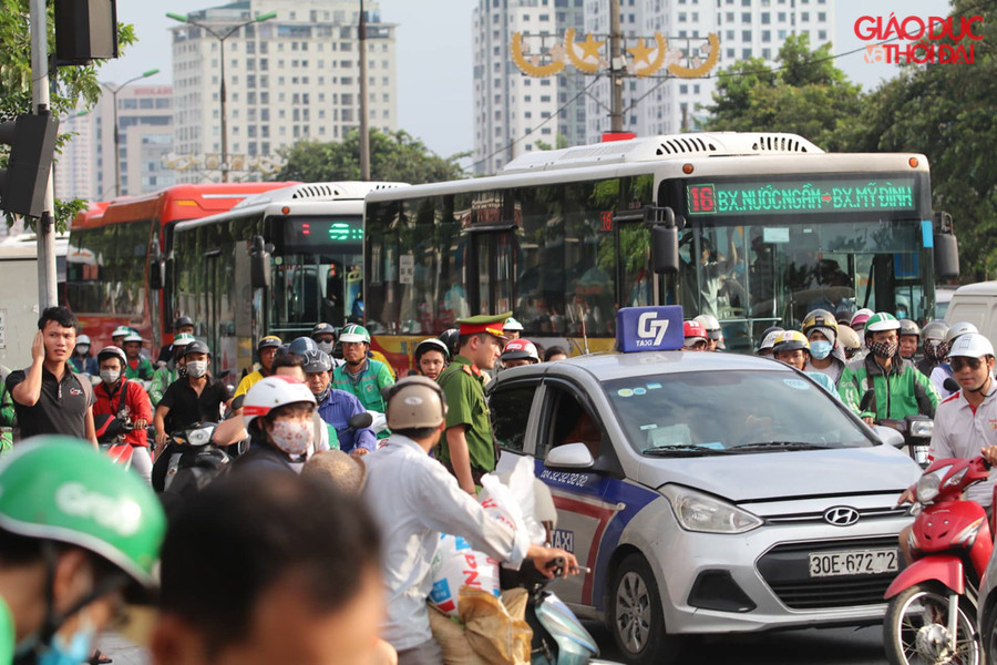 Tại khu vực bến xe Giáp Bát trong chiều ngày hôm nay, dòng người ùn ùn đổ về ngày càng đông khiến giao thông tại điểm cổng vào của bến xe trở nên khó khăn.
