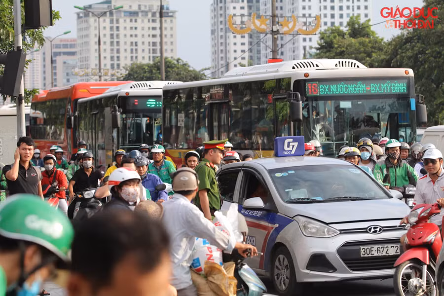 Tại khu vực bến xe Giáp Bát trong chiều ngày hôm nay, dòng người ùn ùn đổ về ngày càng đông khiến giao thông tại điểm cổng vào của bến xe trở nên khó khăn.